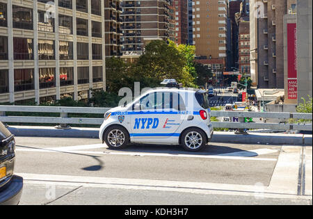 Polizei Auto, Klein, NYPD, New York Polizei Auto, Smart Auto, patrouillieren am Anfang der Brooklyn Bridge. Manhattan, USA. Stockfoto