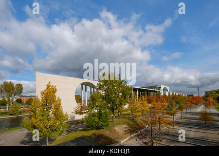 Bundeskanzleramt (Kanzleramt), Regierungsviertel im Herbst in Berlin. Stockfoto