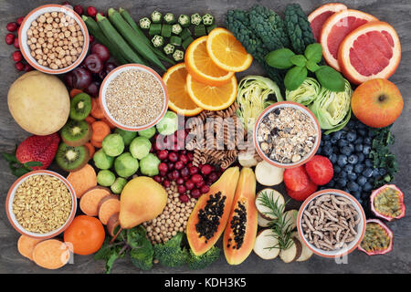 Health Food Konzept für eine ballaststoffreiche Ernährung mit Obst, Gemüse, Getreide, Vollkorn Nudeln, Getreide, Leguminosen und Kräuter. Stockfoto