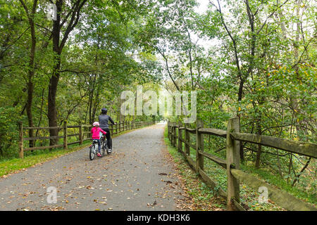 Mutter und Tochter Radfahren entlang Pfad Bushkill Creek in Easton, Lehigh Valley, Pennsylvania, United States. Stockfoto