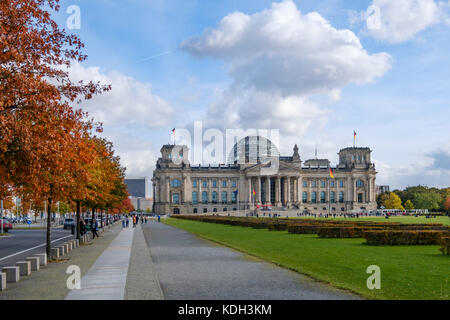 Berlin, Deutschland - Oktober 2017: Der Reichstag, der Deutsche Bundestag, auf einem sonnigen Herbsttag in Berlin, Deutschland. Stockfoto