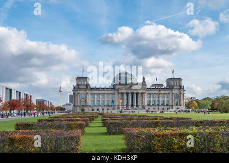 Berlin, Deutschland - Oktober 2017: Der Reichstag, der Deutsche Bundestag, auf einem sonnigen Herbsttag in Berlin, Deutschland. Stockfoto