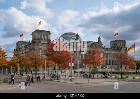 Berlin, Deutschland - Oktober 2017: Der Reichstag, der Deutsche Bundestag, auf einem sonnigen Herbsttag in Berlin, Deutschland. Stockfoto