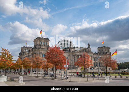 Berlin, Deutschland - Oktober 2017: Der Reichstag, der Deutsche Bundestag, auf einem sonnigen Herbsttag in Berlin, Deutschland. Stockfoto