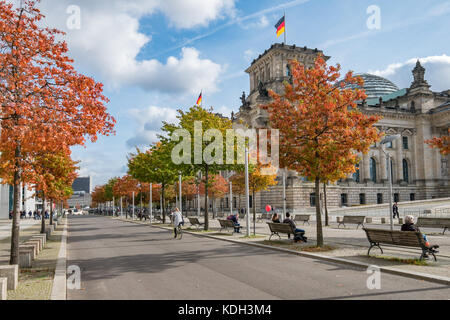 Berlin, Deutschland - Oktober 2017: Der Reichstag, der Deutsche Bundestag, auf einem sonnigen Herbsttag in Berlin, Deutschland. Stockfoto