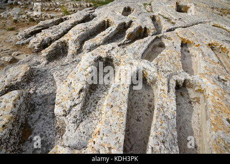 Nekropole aus Stein, Felsengräber oder Friedhof (11. Bis 14.) Montmajour Abbey, in der Nähe von Arles, Provence, Frankreich Stockfoto