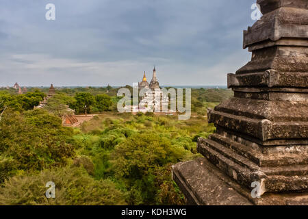 Eine Luftaufnahme von Ngakywenadaung und Ananda Tempel (hinter), Old Bagan, Myanmar Stockfoto