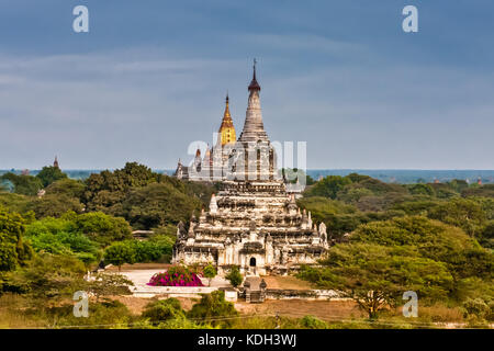 Eine Luftaufnahme von Ngakywenadaung und Ananda Tempel (hinter), Old Bagan, Myanmar Stockfoto