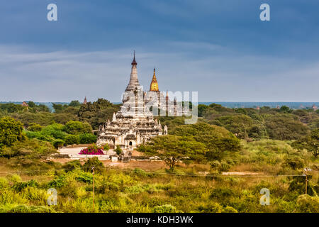 Eine Luftaufnahme von Ngakywenadaung und Ananda Tempel (hinter), Old Bagan, Myanmar Stockfoto