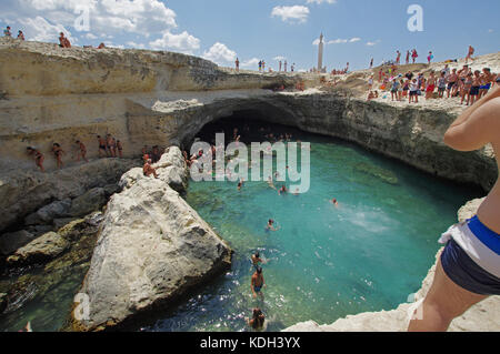 ROCA VECCHIA, ITALIEN - Juli 25, 2017: die Menschen um den natürlichen Pool namens Grotta della Poesia, Salento Küste Stockfoto