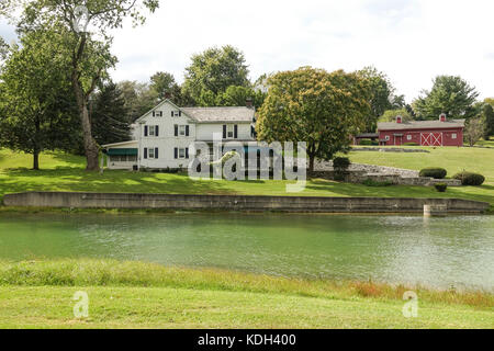 American Farm mit Scheunen in Bushkill Creek in Easton, Lehigh Valley, Pennsylvania, United States. Stockfoto