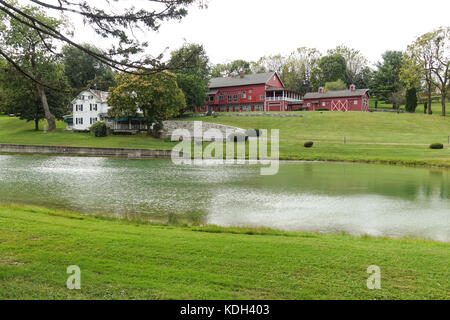 American Farm mit Scheunen in Bushkill Creek in Easton, Lehigh Valley, Pennsylvania, United States. Stockfoto