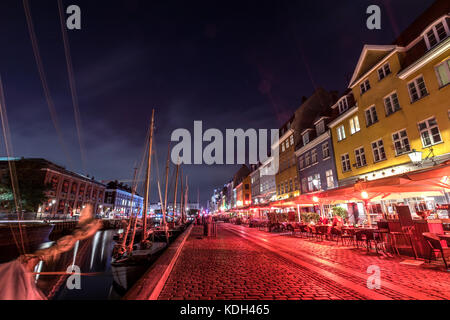 Malerische Sommer Blick von nyhavn Pier mit Farbe Gebäude, Schiffe, Yachten und andere Boote in der Altstadt von Kopenhagen, Dänemark Stockfoto