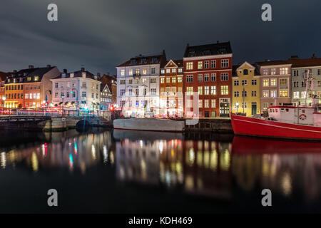 Malerische Sommer Blick von nyhavn Pier mit Farbe Gebäude, Schiffe, Yachten und andere Boote in der Altstadt von Kopenhagen, Dänemark Stockfoto