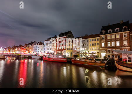 Malerische Sommer Blick von nyhavn Pier mit Farbe Gebäude, Schiffe, Yachten und andere Boote in der Altstadt von Kopenhagen, Dänemark Stockfoto