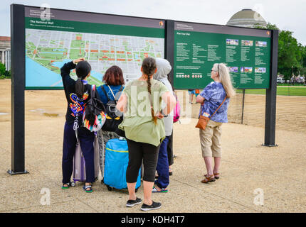 Ansicht der Rückseite des Touristen an der National Mall Karte Leitsysteme Führung in Washington, DC, USA Stockfoto