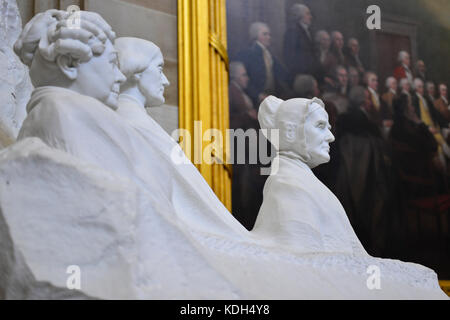 Marmor Porträtbüsten von Elizabeth Cady Stanton und Susan B. Anthony und Lucretia Mott, in der Rotunde des US Capitol Gebäude für ihre Führung geehrt Stockfoto