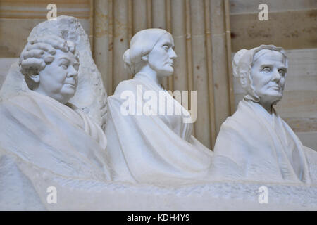 Marmorbüsten von Elizabeth Cady Stanton, Susan B. Anthony und Lucretia Mott, geehrt für ihre Führung in der Statuarhalle des US Capitol Building in DC Stockfoto