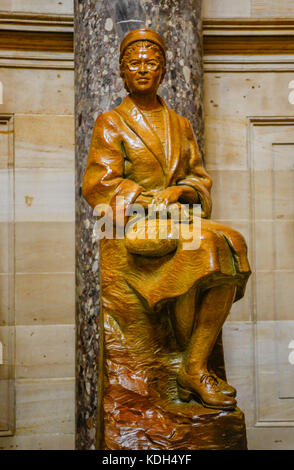 Rosa Parks, eine Statue der Bürgerrechtsaktivistin, sitzt in einem Bus in Bronze in der National Statuary Hall im US Capitol in Washington, DC, USA Stockfoto