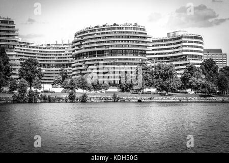 Blick vom Potomac River auf den berüchtigten Watergate Complex in Washington, DC, USA, in Schwarz-Weiß Stockfoto