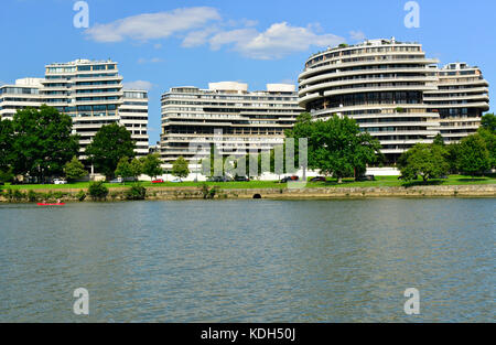 Blick vom Potomac River der berühmten Watergate-komplex in Washington, DC, USA Stockfoto