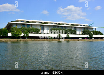 Der berühmte John F. Kennedy Performing Arts Center am Ufer des Potomac River in Washington, DC, USA Stockfoto