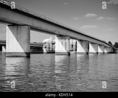 Blick über den Potomac River und die Theodore Roosevelt Brücke aus Washington, DC, des Commonwealth von Virginia, Stockfoto