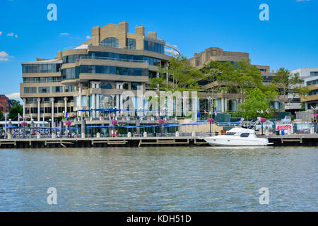 Power Boat angedockt an der Seite der Washington Hafen Mixed Use Development am Ufer des Potomac River in Georgetown, Washington, DC, USA Stockfoto