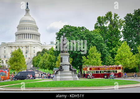 Radfahrer und Busse fahren in den Kreis vor der US-Kapitol in Washington, DC, USA Stockfoto