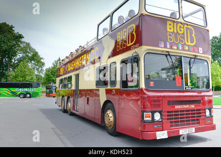 Ein open air Doppel Decker Tour Bus, mit Passagieren auf dem Big Bus Tour entlang der National Mall in Washington, DC, USA sitzt Stockfoto