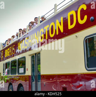 Ein open air Doppel Decker Tour Bus, mit Passagieren auf dem Big Bus Tour entlang der National Mall in Washington, DC, USA sitzt Stockfoto