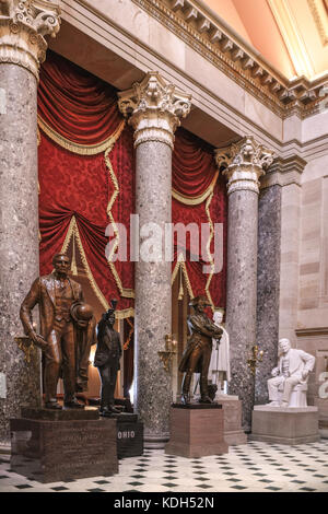 Das prunkvolle Innere der Statuary Hall zeigt im US Capitol Building in Washington, DC, USA, Marmor- und Bronzestatuten aus allen 50 Staaten Stockfoto