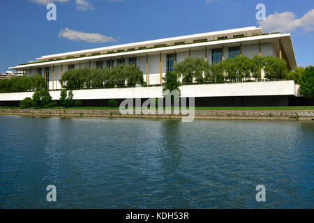 Der berühmte John F. Kennedy Center für Darstellende Künste am Ufer des Flusses Potomoc in Washington, DC, USA Stockfoto