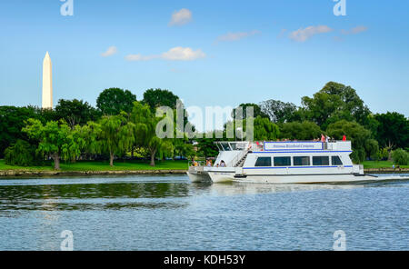 Ein flussschiff Kreuzfahrten auf dem Potomac River mit Touristen an Bord für Ansichten, wie der Washington Mounment in Washington DC, USA Stockfoto