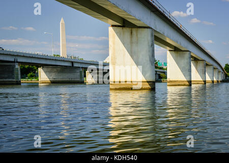 Blick über den Potomac River und die Theodore Roosevelt Brücke aus Washington, DC, des Commonwealth von Virginia in Washington, DC, USA Stockfoto