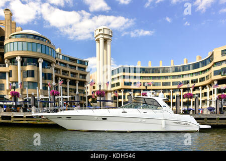 Eine beeindruckende Power Boat angedockt an der Seite der Washington Hafen Mixed Use Development am Ufer des Flusses Potomoc in Georgetown Viertel von Wa Stockfoto