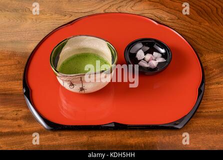 Traditionelle japanische grüner Tee serviert mit wagashi Süßwaren behandelt. Stockfoto