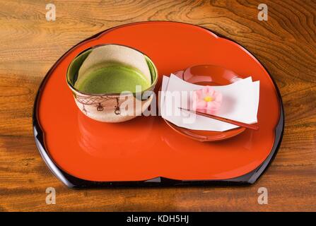 Traditionelle japanische grüner Tee serviert mit wagashi Süßwaren behandelt. Stockfoto