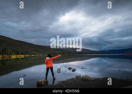 Einsame Frau am See Seite Stockfoto