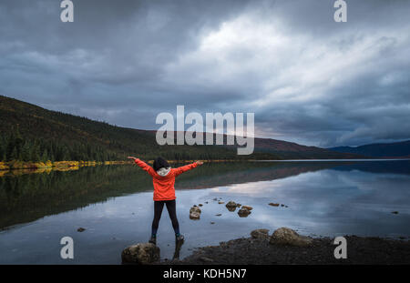 Einsame Frau am See Seite Stockfoto