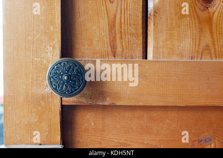 Holztür mit Tür Knopf oder Griff vintage Stockfoto