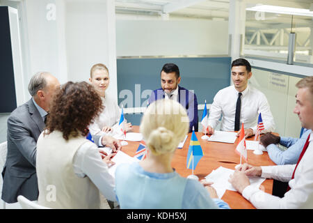 Eine Gruppe von politischen Vertretern aus mehreren Ländern versammelte sich zu einem Forum Stockfoto