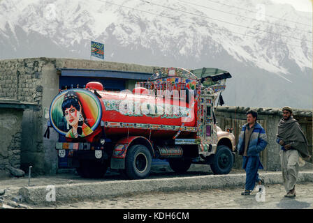 Ein Lkw mit dem Bild eines Bollywood Film star, in Skardu, Kaschmir, Pakistan, 1990 geparkt gemalt. Stockfoto