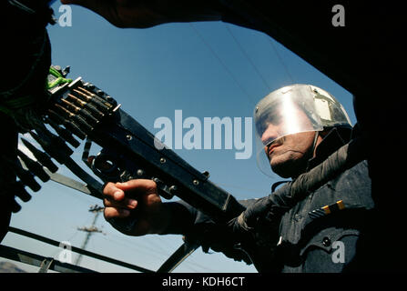 Khyber Pass, Pakistan, 1990; pakistanische Truppen Mann ein Maschinengewehr Lage mit Blick auf den Pass. Stockfoto