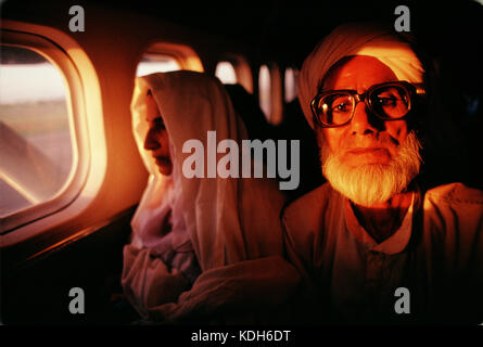 Passagiere auf einem Inlandsflug in Pakistan zu beratzhausen. Stockfoto