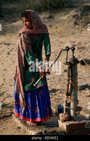 Das Pumpen von Wasser aus einer Handpumpe in der Wüste in der Nähe Cholistan Utch, die Punjab, Pakistan. Stockfoto