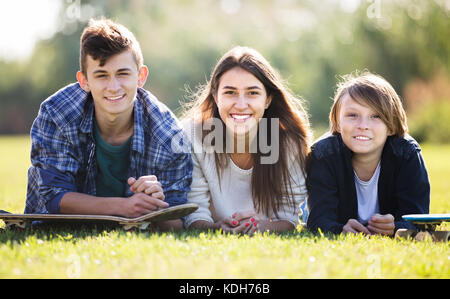 Portrait von glücklichen Teenagern auf Landschaft Feld im Herbst Tag. Fokus auf Mädchen Stockfoto
