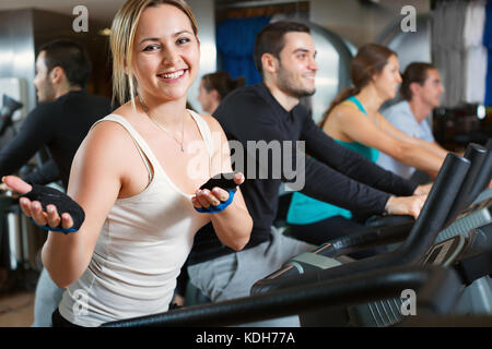 Arbeitsgruppe aus Radfahren in der modernen Fitness Club Stockfoto