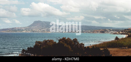 Panoramablick von kalyves, ein großes Dorf auf Kreta, Griechenland, das Dorf im kommunalen Einheit der armenoi. Stockfoto