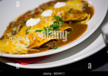 Traditionelle enchilada Mais Tortilla mit Chili Soße im Restaurant Stockfoto